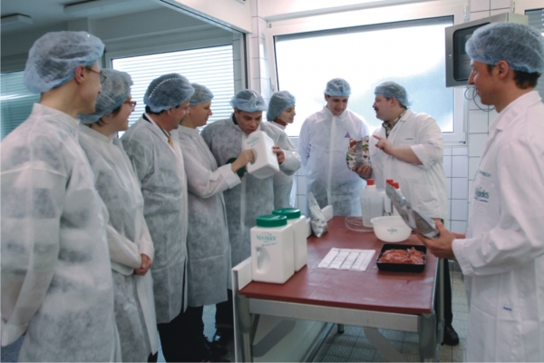 Skuteczna komunikacja i budowanie systemów motywacyjnych w zarządzaniu zespołem produkcyjnym